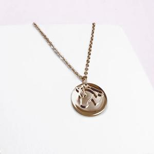 pt-pe-01-dp-gp-00-xx-pendente-de-cavalo-com-amuletos-de-mulher-ponytail-co-ouro-tu